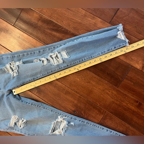 Levi's 721 High Rise Light Wash Distressed Skinny Jeans - Size 27 - Picture 6 of 9
